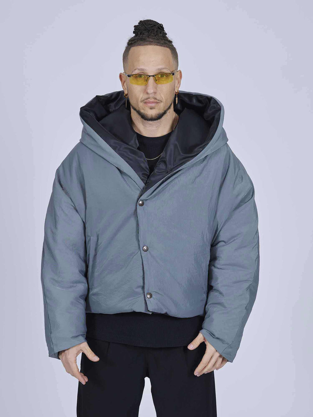 Giubbotto puffer grigio con stampa sul retro
