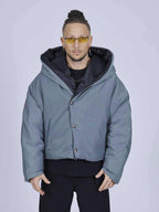 Giubbotto puffer grigio con stampa sul retro