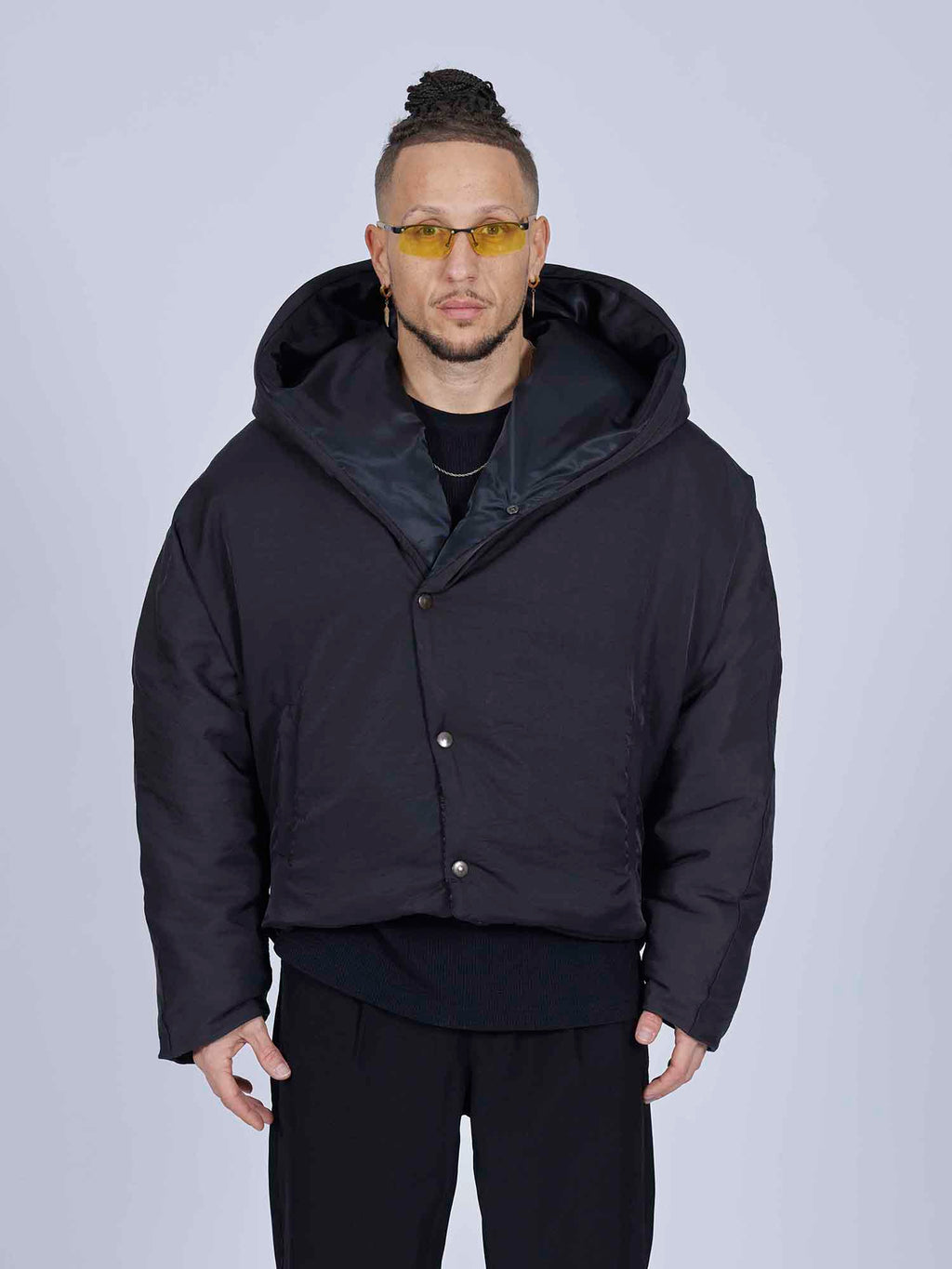 Giubbotto puffer nero con stampa sul retro