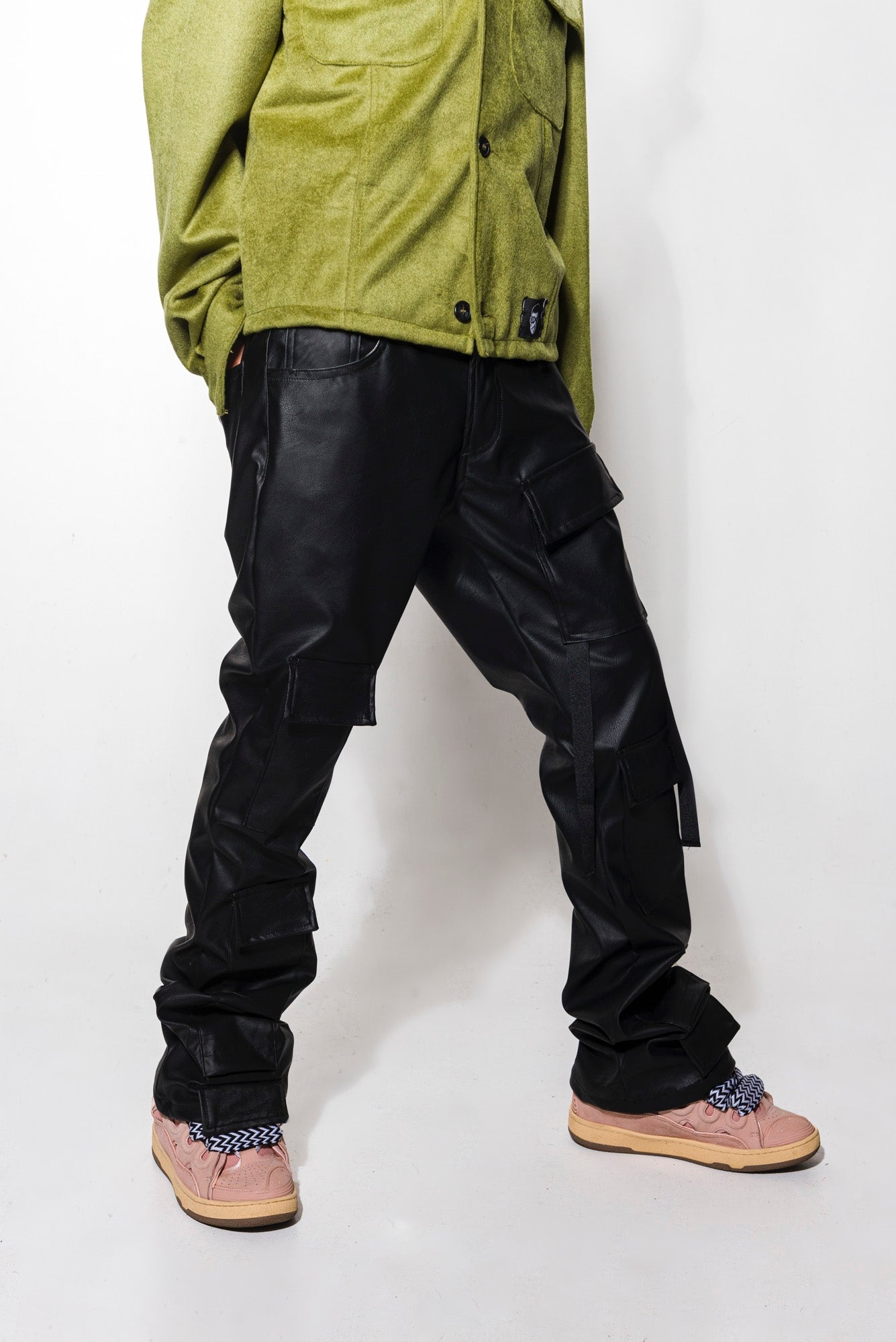 Pantalones cargo de piel sintética con bolsillos laterales